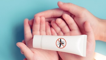 tubetto bianco con icona zanzara barrata e mani adulto e bambino